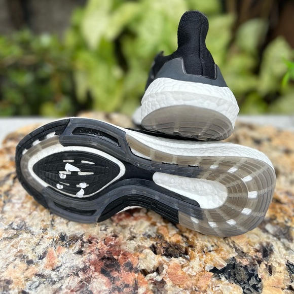 - ADIDASULTRABOOST 22 RUNNING SHOES size 7 women - Picture 3 of 15